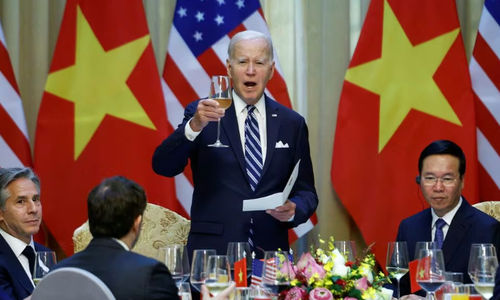 Presiden AS Joe Biden bersulang dengan Presiden Vietnam Vo Van Thuong di Hanoi, Vietnam (Reuters/Evelyn Hockstein)