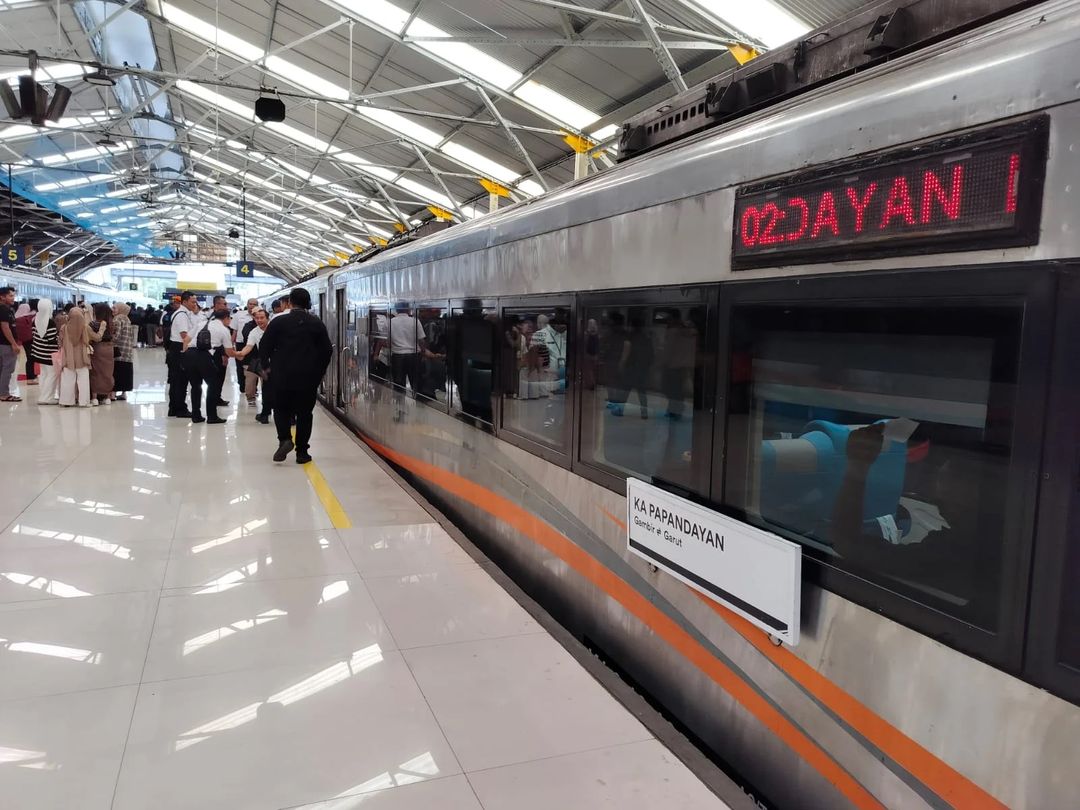 KA Papandayan di Stasiun Bandung