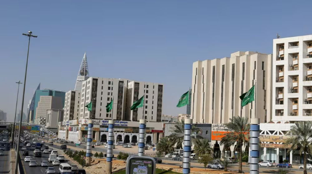 Sebuah pemandangan menunjukkan kendaraan melaju di sebuah jalan di Riyadh, Arab Saudi