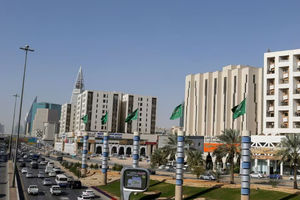 Sebuah pemandangan menunjukkan kendaraan melaju di sebuah jalan di Riyadh, Arab Saudi