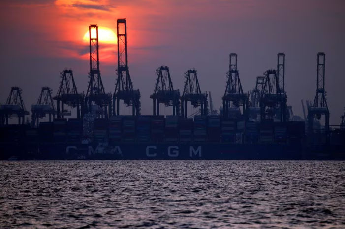 Derek peti kemas difoto di pelabuhan Singapura (Reuters/Feline Lim)