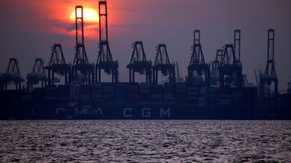 Derek peti kemas difoto di pelabuhan Singapura