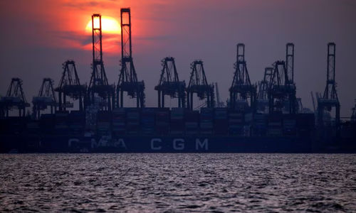 Derek peti kemas difoto di pelabuhan Singapura