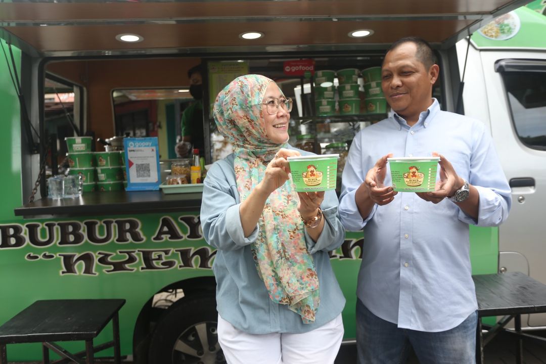 Ratna Sari dan Furqon, pemilik UMKM Bubur Ayam Kampung Nyemplung. 