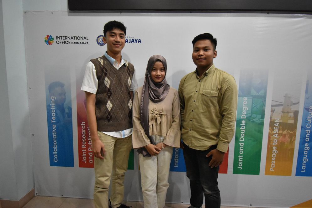 Mahasiswa Prodi Sistem Informasi Institut Informatika dan Bisnis (IIB) Darmajaya meraih Best Team dan Best Poster dalam Student Forum dengan tema AI : Defining Its Role in Global Education pada Rabu (24/1/2024). 