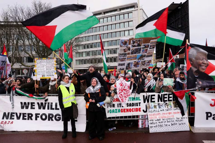 Pengunjuk rasa pro-Palestina berkumpul di dekat Mahkamah Internasional (ICJ) (Reuters/Thilo Schmuelgen)
