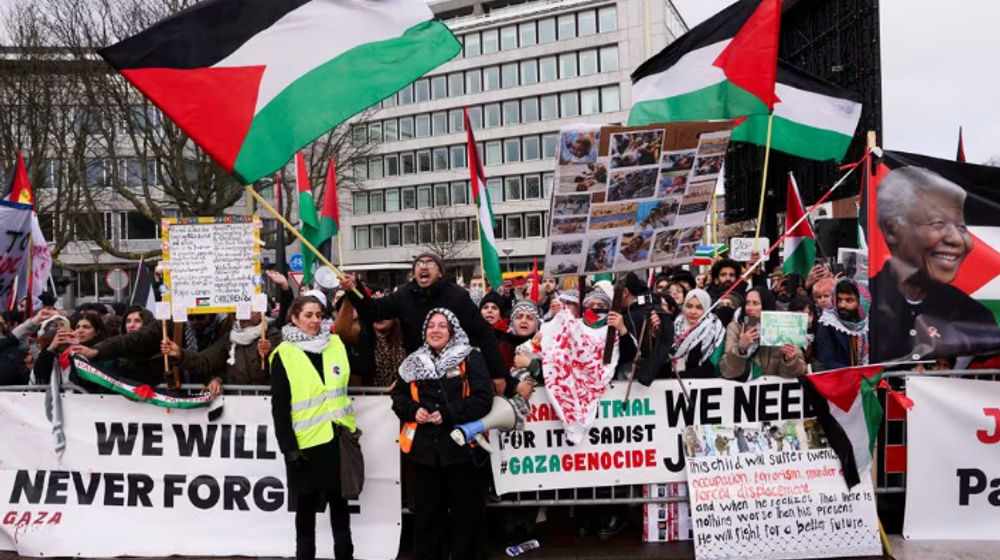 Pengunjuk rasa pro-Palestina berkumpul di dekat Mahkamah Internasional (ICJ)
