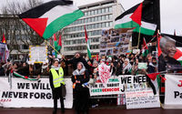 Pengunjuk rasa pro-Palestina berkumpul di dekat Mahkamah Internasional (ICJ)