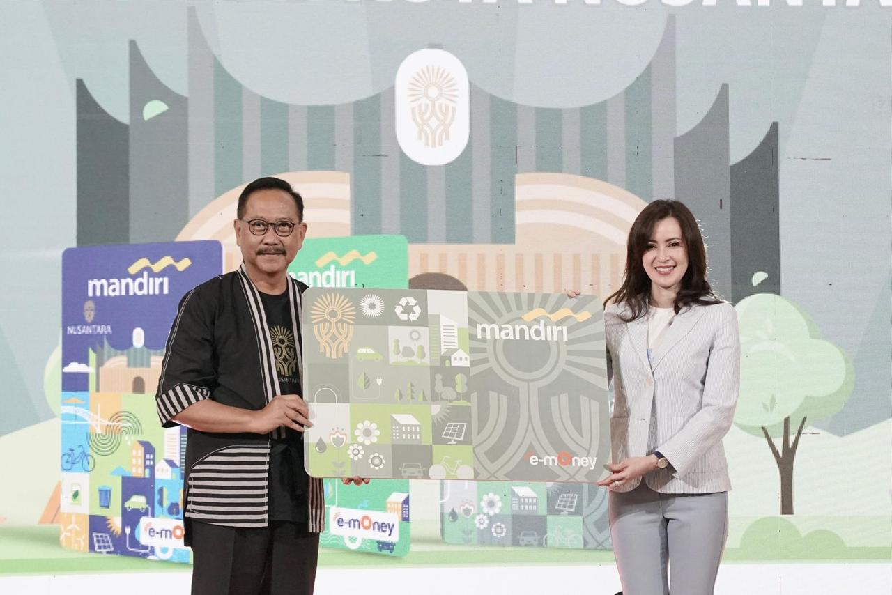 Peluncuran Mandiri e-money edisi Nusantara dilakukan oleh Wakil Direktur Utama Bank Mandiri Alexandra Askandar dan Kepala Otorita IKN Bambang Susantono di Mal Kota Kasablanka, Jakarta, Jumat 26 Januari 2024.