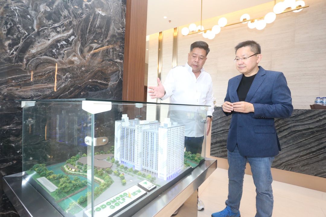 (Kiri-Kanan) Senior Marketing Manager Podomoro Golf View Ferdynand Sadrach bersama Pengamat Properti dan Presiden Direktur Utama ERA Indonesia Darmadi Darmawangsa berbincang di Lobby Tower Ekki Podomoro Golf View, sesuai acara Property Talks Hunian Generasi Milenial: Kebutuhan Hari Ini Sebagai Investasi Masa Depan, Sabtu (27/1). 