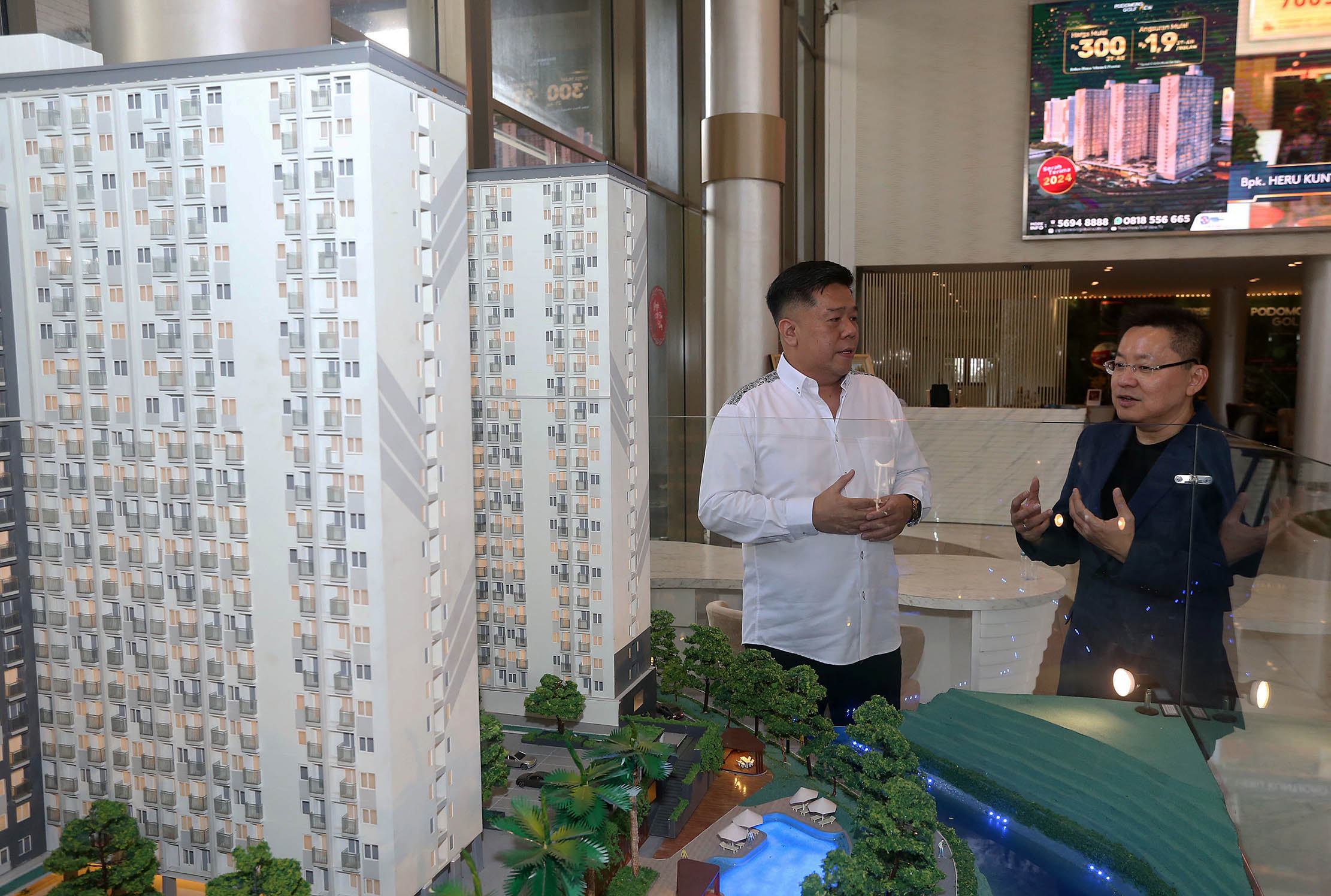 Senior Marketing Manager Podomoro Golf View Ferdynand Sadrach,  Pengamat Properti dan Presiden Direktur Utama ERA Indonesia Darmadi Darmawangsa berbincang di depan maket Tower Ekki di Podomoro Golf View, Sabtu 27 Januari 2024. Foto : Panji Asmoro/TrenAsia