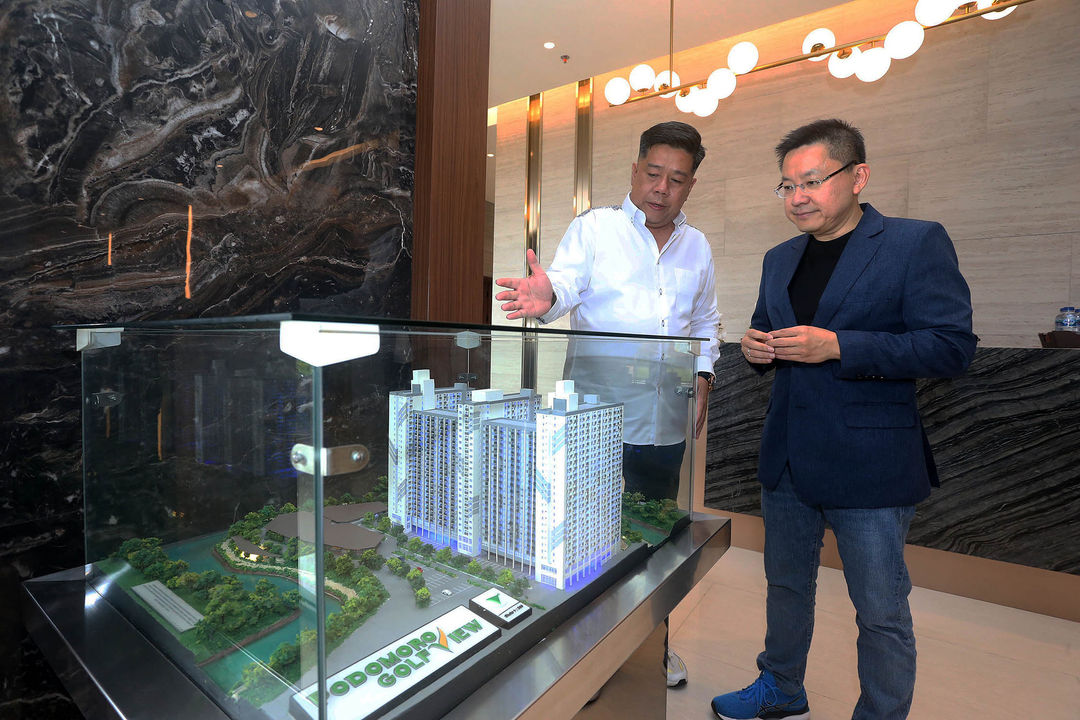 Senior Marketing Manager Podomoro Golf View Ferdynand Sadrach,  Pengamat Properti dan Presiden Direktur Utama ERA Indonesia Darmadi Darmawangsa berbincang di depan maket Tower Ekki di Podomoro Golf View, Sabtu 27 Januari 2024. Foto : Panji Asmoro/TrenAsia