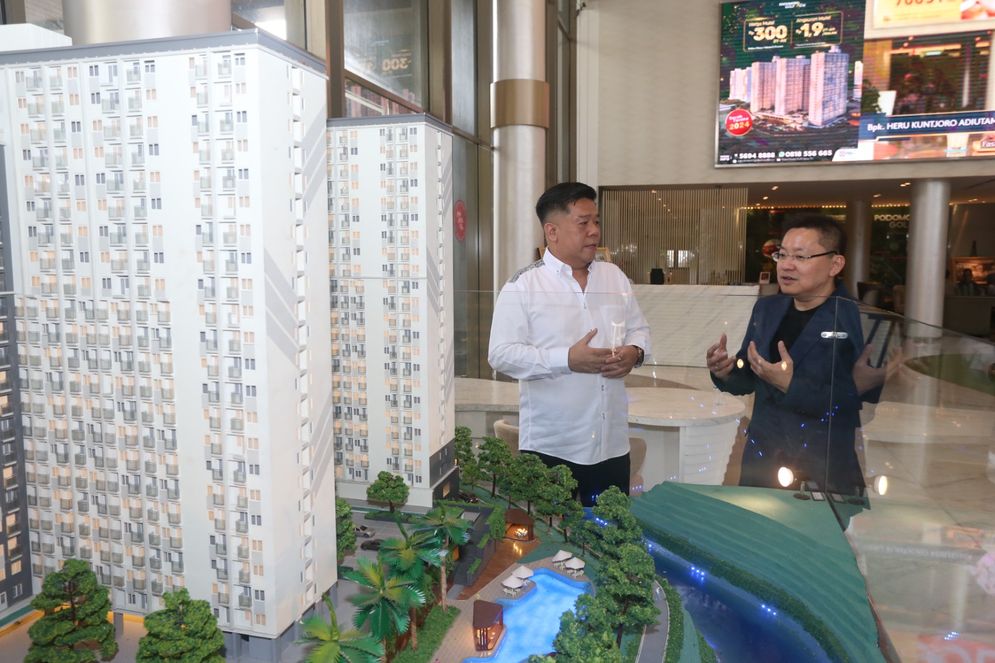 Podomoro Golf View Hadirkan Tower Ekki untuk Generasi Muda Produktif  (Kiri-Kanan) Senior Marketing Manager Podomoro Golf View Ferdynand Sadrach serta Pengamat Properti dan Presiden Direktur Utama ERA Indonesia Darmadi Darmawangsa berbincang di depan maket Tower Ekki di Podomoro Golf View, Sabtu (27/1).   Sebagai kawasan hunian bernuansa resort kelas dunia, Tower Ekki di Podomoro Golf View memberikan kemudahan akses transportasi, ramah lingkungan, dan one stop living yang cocok untuk hunian dan investasi properti bagi generasi muda produktif.