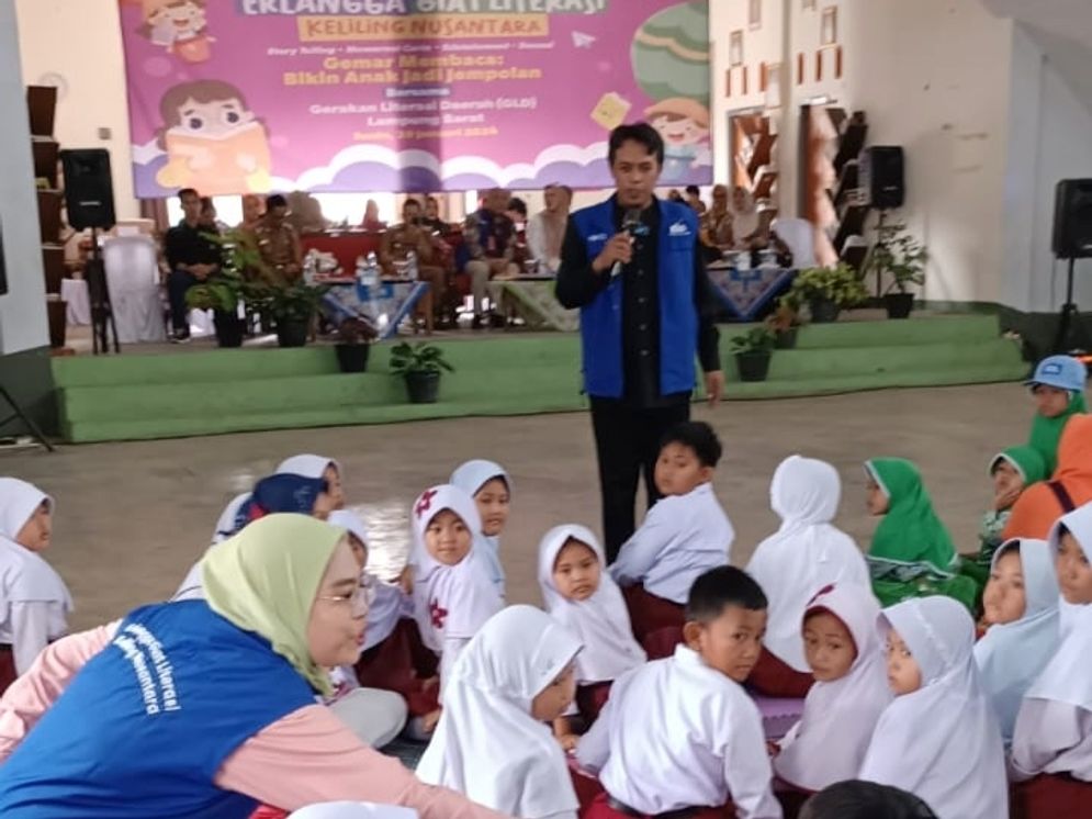 erlangga giat literas.jpg