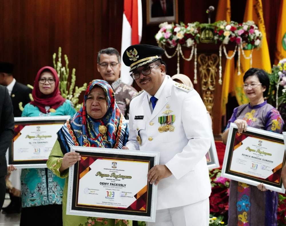 Penulis saat masih bertugas sebagai Wali Kota Balikpapan, menyerahkan penghargaan kepada mendiang Oemy Facessly. Tokoh pariwisata dan kesenian Balikpapan itu wafat pada hari Minggu (28/1/2024).