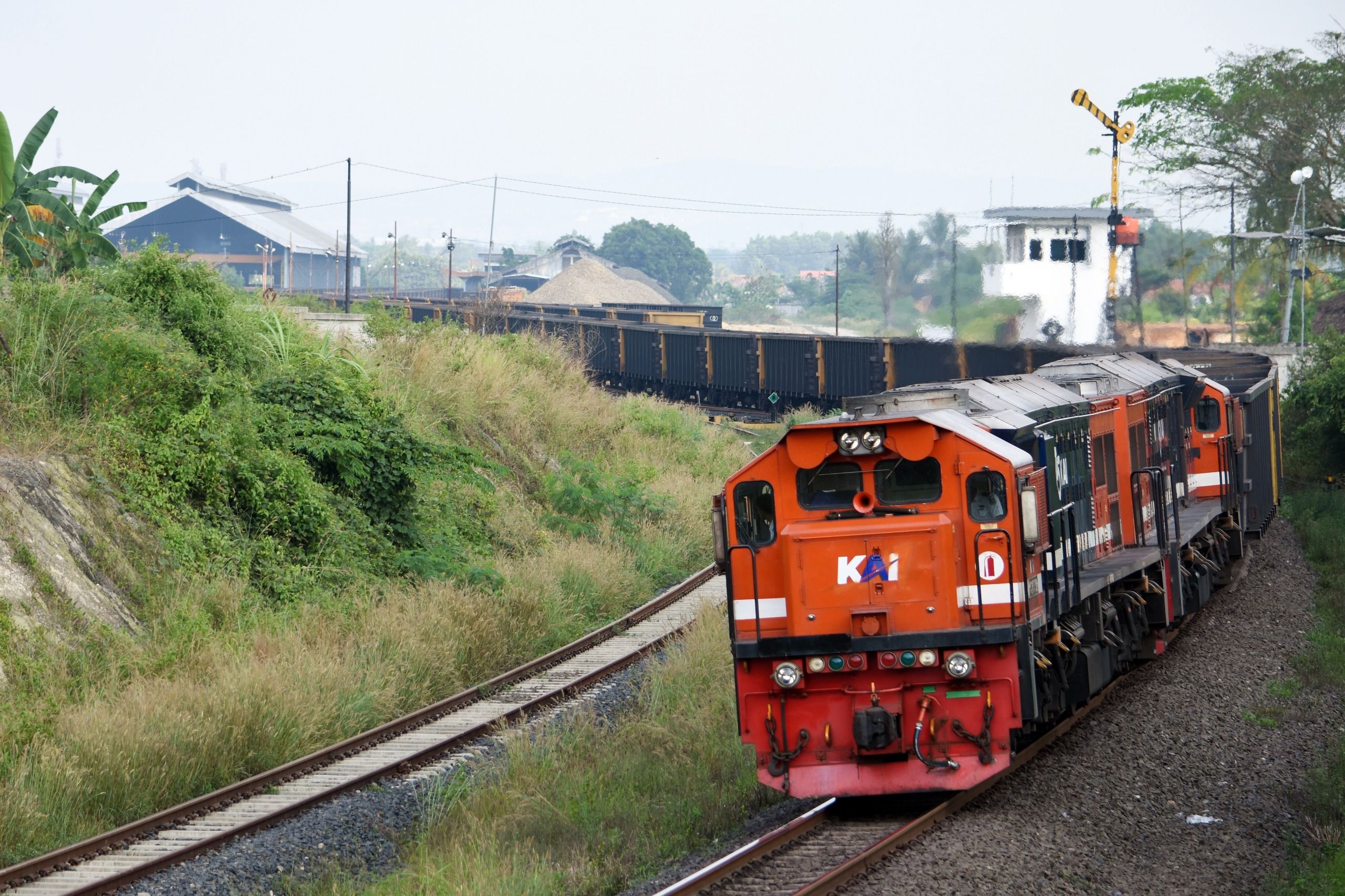 PT Kereta Api Indonesia (Persero) membidik pertumbuhan positif pada lini bisnis logistik atau angkutan barang.