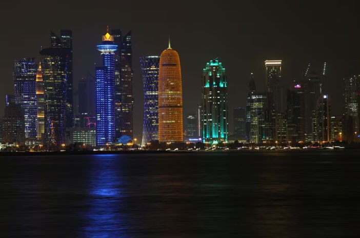 Pemandangan malam Doha dengan menara terlihat di Kawasan Al Dafna di Doha, Qatar (Reuters/Naseem Zeitoon)