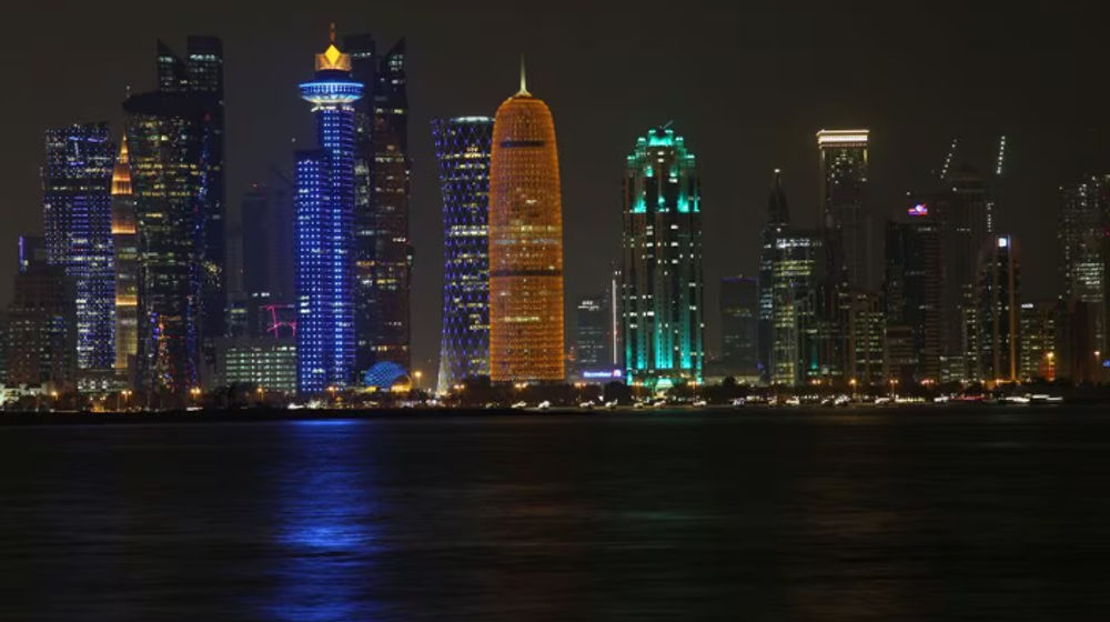 Pemandangan malam Doha dengan menara terlihat di Kawasan Al Dafna di Doha, Qatar