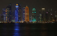 Pemandangan malam Doha dengan menara terlihat di Kawasan Al Dafna di Doha, Qatar