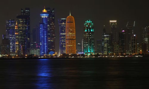 Pemandangan malam Doha dengan menara terlihat di Kawasan Al Dafna di Doha, Qatar