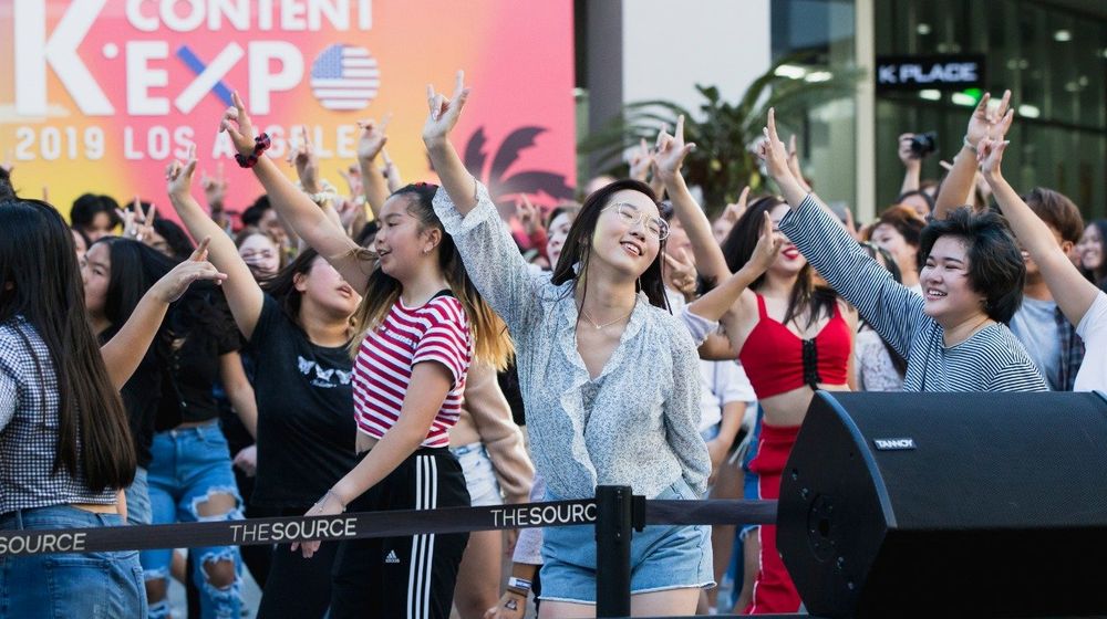 Banyak Fans K-Pop Mengaku Menyesal Karena Keluarkan Banyak Uang untuk 6 Hal Ini