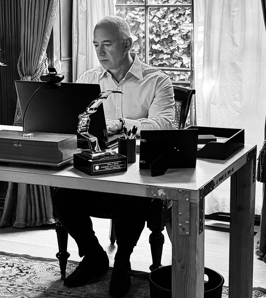 Fakta Unik Meja Kerja Jeff Bezos yang Telah Digunakan Sejak Tahun 90-an
