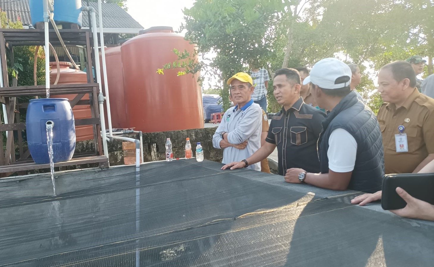 Wali Kota Balikpapan H Rahmad Mas'ud saat melakukan tinjauan lokasi sumur resapan yang berada di Jalan Beller Gang Manunggal Bakit RT 39 Kelurahan Gunung Sari Ulu Kecamatan Balikpapan Tengah, pada hari Selasa (30/1/2024)