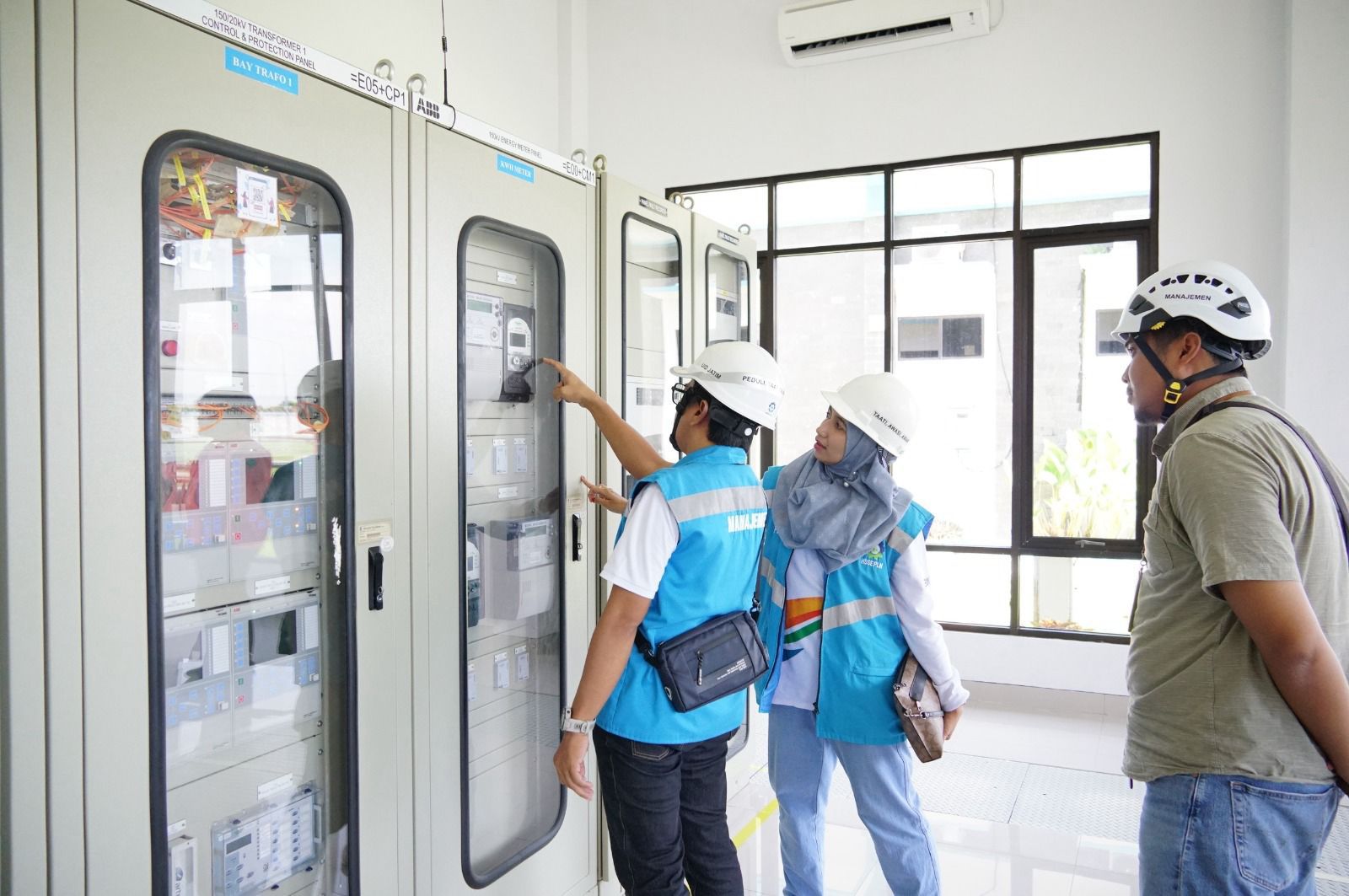Penyambungan listrik industri sebagai sinyal pertumbuhan ekonomi yang positif.