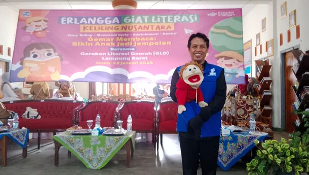 Pendongeng Lampung Jarwo Songha Meriahkan Erlangga Giat Literasi Keliling Nusantara 2024