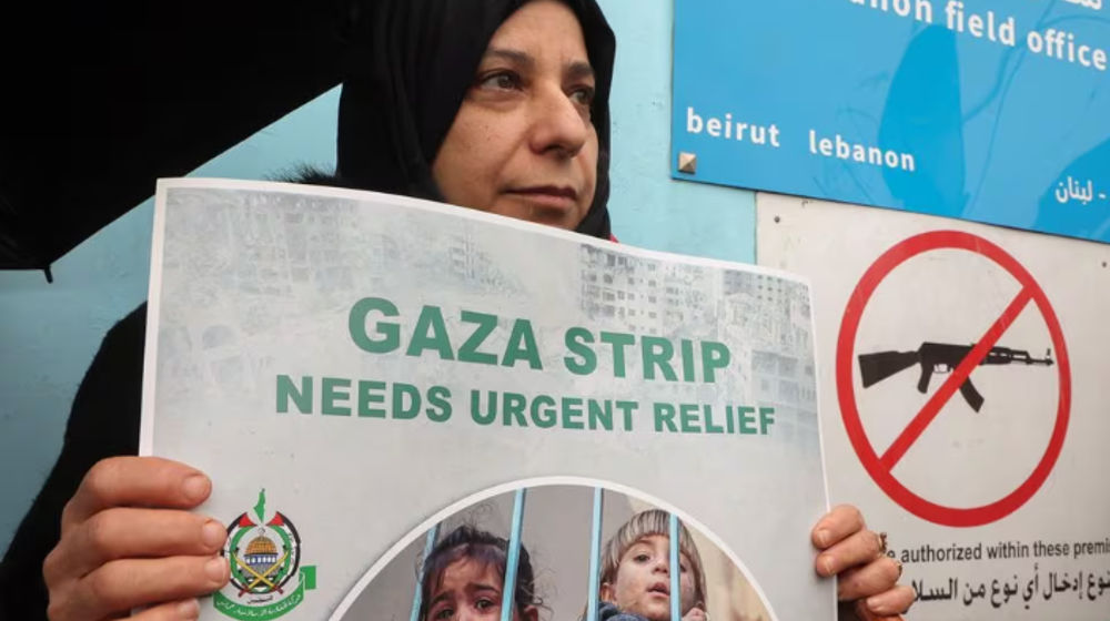 Seorang wanita Palestina memegang plakat saat protes menentang penangguhan dana UNRWA oleh beberapa negara Barat, di depan gedung badan bantuan Palestina PBB UNRWA di Beirut, Lebanon