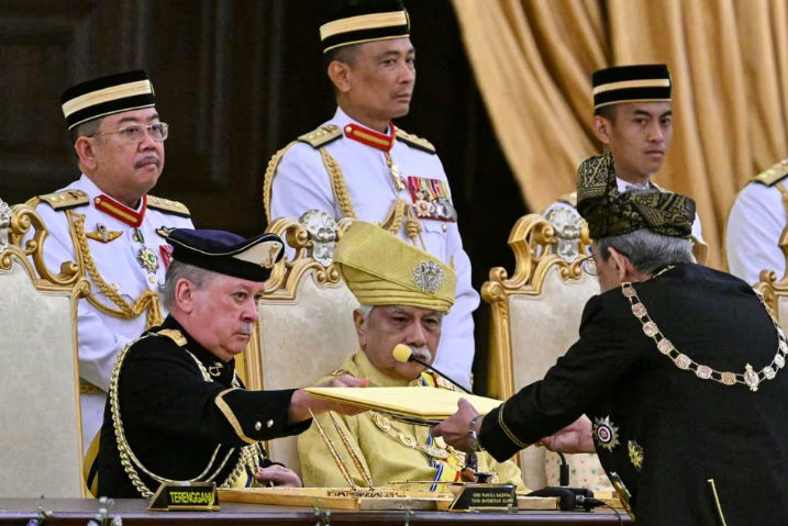 Sultan Johor, Sultan Ibrahim Iskandar menerima dokumen saat upacara pengambilan sumpah sebagai Raja Malaysia ke-17 di Istana Negara Kuala Lumpur (Reuters/MOHD RASFAN)