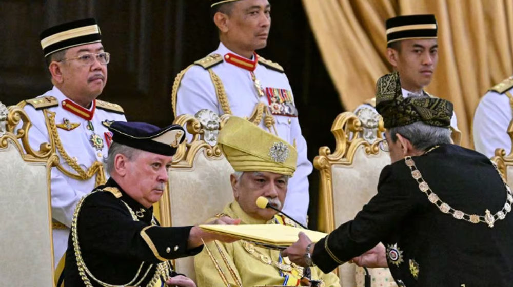Sultan Johor, Sultan Ibrahim Iskandar menerima dokumen saat upacara pengambilan sumpah sebagai Raja Malaysia ke-17 di Istana Negara Kuala Lumpur