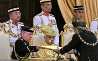 Sultan Johor, Sultan Ibrahim Iskandar menerima dokumen saat upacara pengambilan sumpah sebagai Raja Malaysia ke-17 di Istana Negara Kuala Lumpur