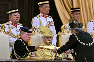Sultan Johor, Sultan Ibrahim Iskandar menerima dokumen saat upacara pengambilan sumpah sebagai Raja Malaysia ke-17 di Istana Negara Kuala Lumpur