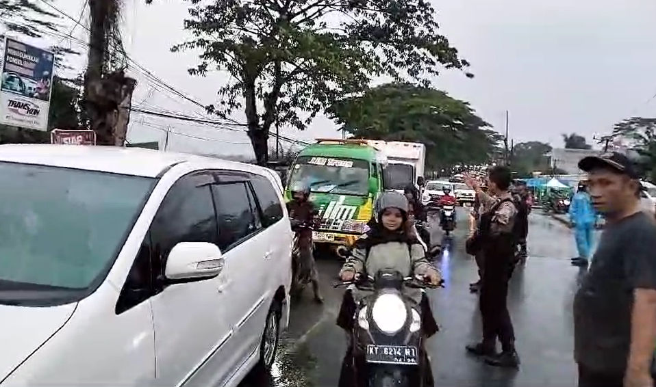 Pasca Pohon Tumbang, Arus Lalu Lintas di Kilometer 7 Balikpapan – Samarinda Kembali Lancar pada Selasa 31 Januari 2024