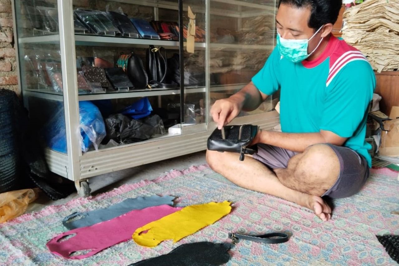 Ardiyansyah menunjukkan proses akhir (finishing) dalam produksi tas dari kulit kan pari di rumah produksi Arma Leather and Craft yang berlokasi di Desa Cabean Kidul, Kecamatan Bulu, Rembang, Jawa Tengah.