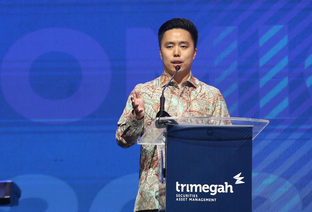 Direktur Utama PT Trimegah Sekuritas Indonesia Tbk, Philmon Samuel Tanuri saat berbicara dalam acara Trimegah Political and Economic Outlook 2024 dengan tema “The Urgency to Ignite Growth” yang berlangsung di Ritz-Carlton Jakarta, 31 Januari 2024. Foto : Panji Asmoro/TrenAsia