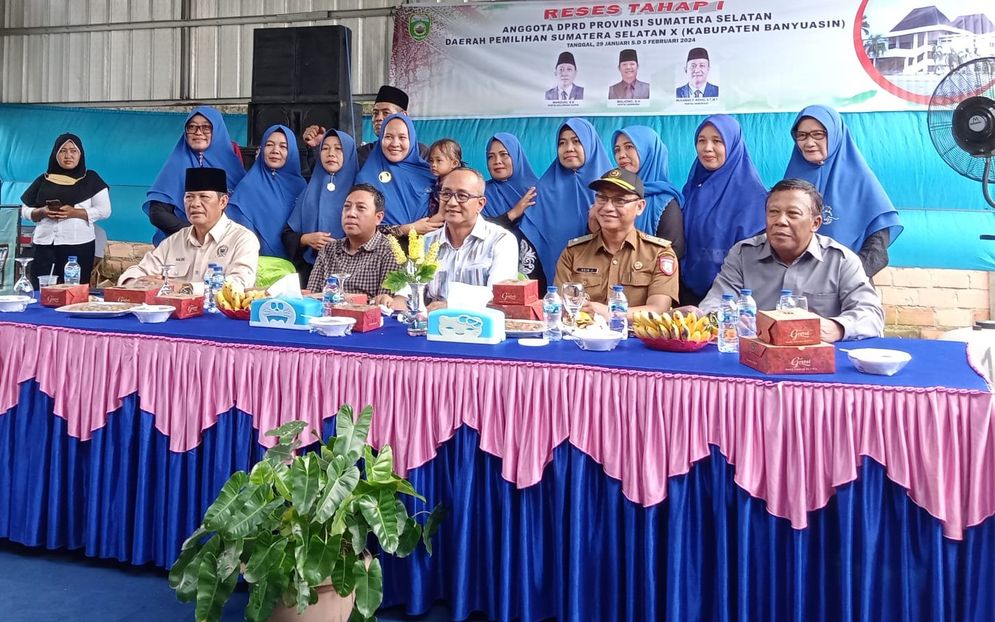 Anggota DPRD Provinsi Sumsel Dapil X Kabupaten Banyuasin Muhammad F Ridho ST., MT, Koordinator dengan anggota DPRD Provinsi Sumsel, Marzuki SE dan Maliono SH saat melakukan Reses Tahap I tahun 2024 di Kelurahan Tanah Mas Indah, Kabupaten Banyuasin, Senin (29/01/2024) 