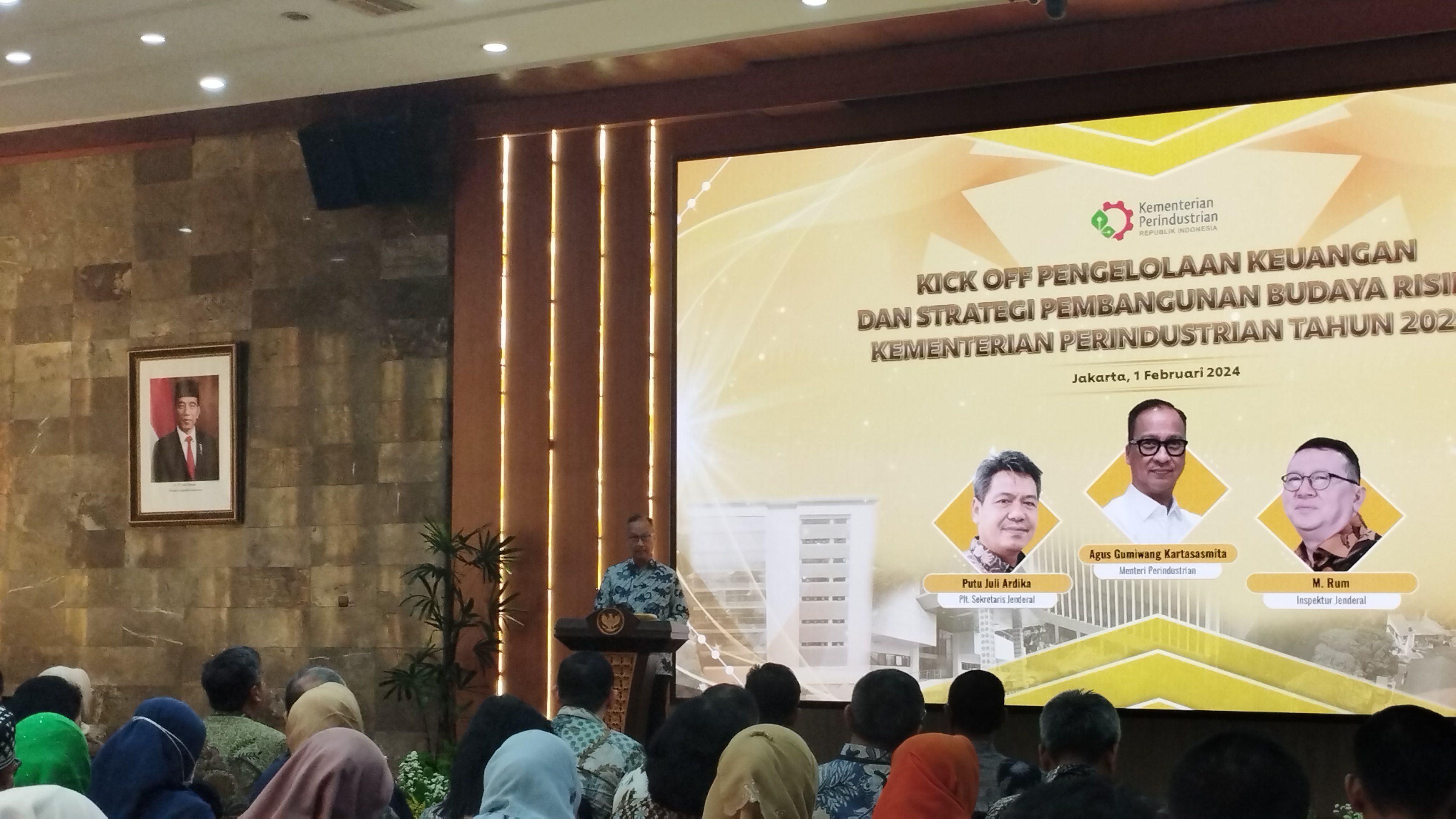 Menteri Perindusrian Agus Gumiwang