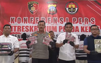  Petugas polisi Indonesia memegang uang kertas palsu setelah menangkap sindikat pada November 2023.