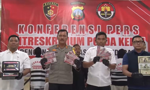  Petugas polisi Indonesia memegang uang kertas palsu setelah menangkap sindikat pada November 2023.