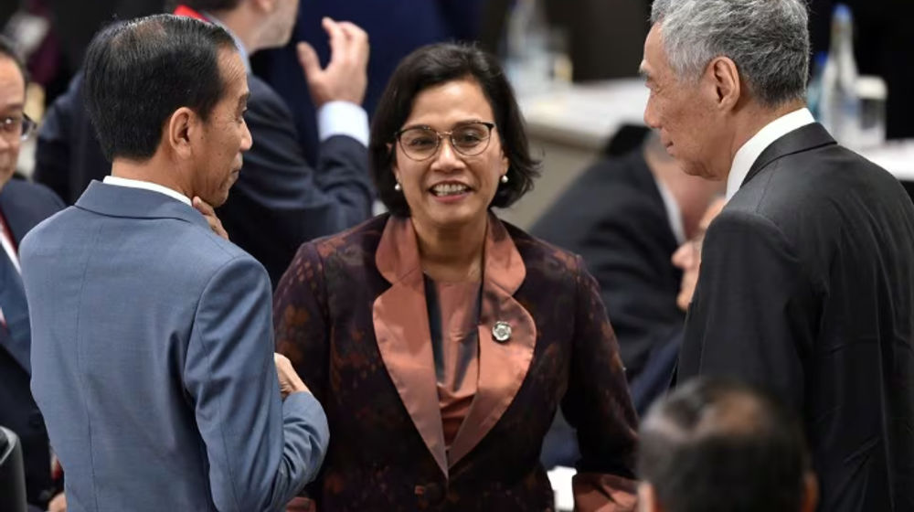 Perdana Menteri Singapura Lee Hsien Loong (Kanan) berbicara dengan Presiden Indonesia Joko Widodo (Kiri) dan Menteri Keuangan Sri Mulyani Indrawati (Kanan)