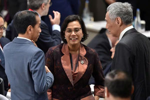 Perdana Menteri Singapura Lee Hsien Loong (Kanan) berbicara dengan Presiden Indonesia Joko Widodo (Kiri) dan Menteri Keuangan Sri Mulyani Indrawati (Kanan)
