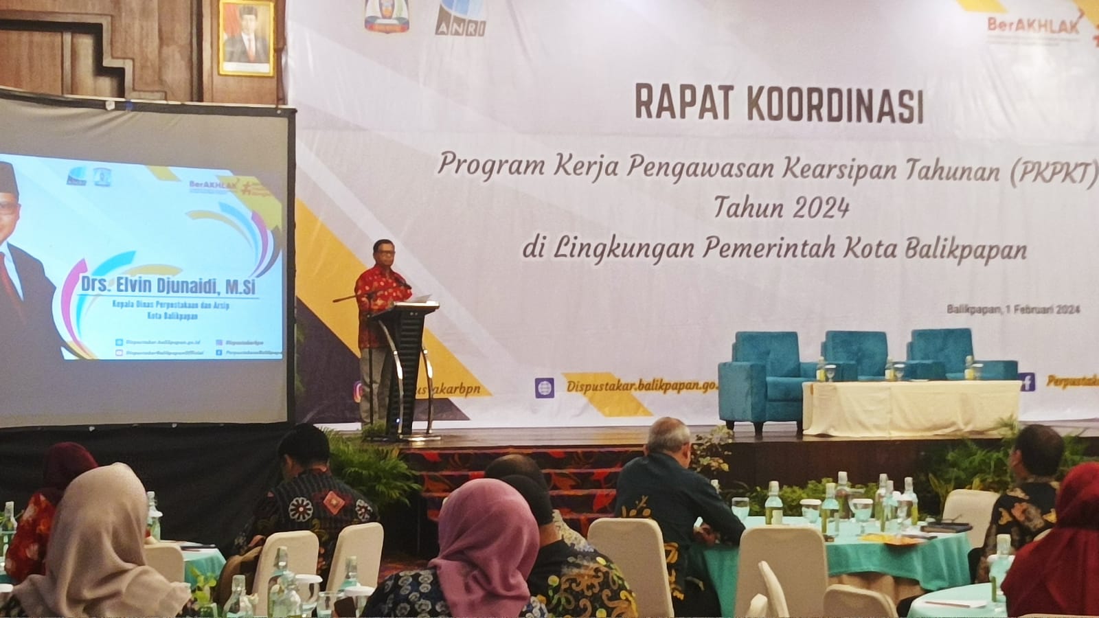 Kepala Dinas Perpustakaan dan Arsip Kota Balikpapan, Drs Elvin Djunaidi, M.Si saat memberikan sambutan pada Rapat Koordinasi Program Kerja Pengawasan Kearsipan Tahunan (PKPKT) Tahun 2025 di lingkungan Pemerintah Kota (Pemkot) Balikpapan, pada hari Kamis (1/2/2024).