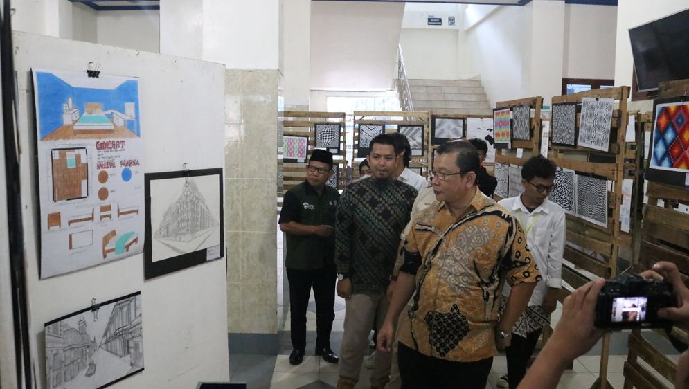 Prodi Desain Komunikasi Visual (DKV) dan Prodi Desain Interior Institut Informatika dan Bisnis (IIB) Darmajaya menampilkan karya terbaik dalam pameran dengan tema “Sakai Sambayan Dilom Seni”