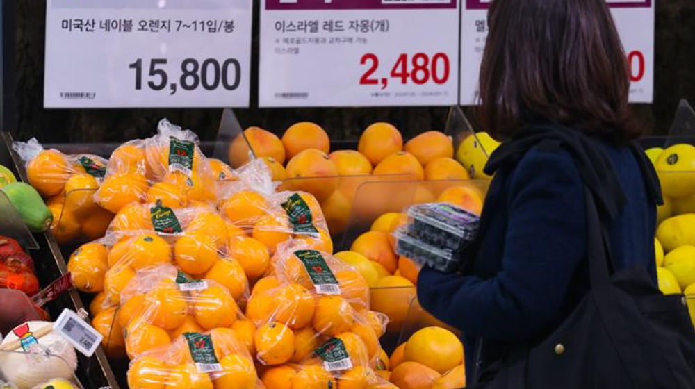 Seorang pelanggan berbelanja di toko rantai diskon besar di Seoul