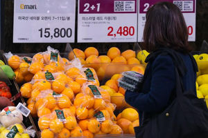 Seorang pelanggan berbelanja di toko rantai diskon besar di Seoul