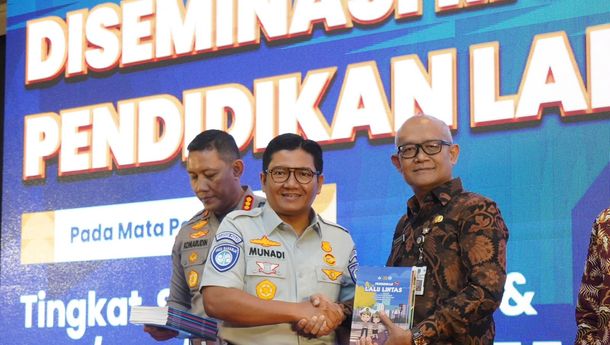 Jasa Raharja dan Korlantas Polri Serahkan Buku Pendidikan Lalu Lintas untuk Tenaga Pengajar 