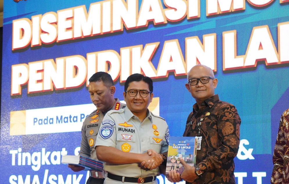 Jasa Raharja dan Korlantas Polri Serahkan Buku Pendidikan Lalu Lintas Kepada Tenaga Pengajar di Jawa Timur