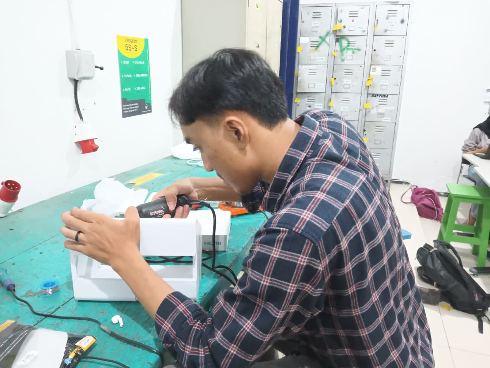 Salah satu anggota tim, Fabel Azzam Dedat, ketika melakukan fabrikasi sistem pendeteksi penyakit Chronic Obstructive Pulmonary Disease (COPD).